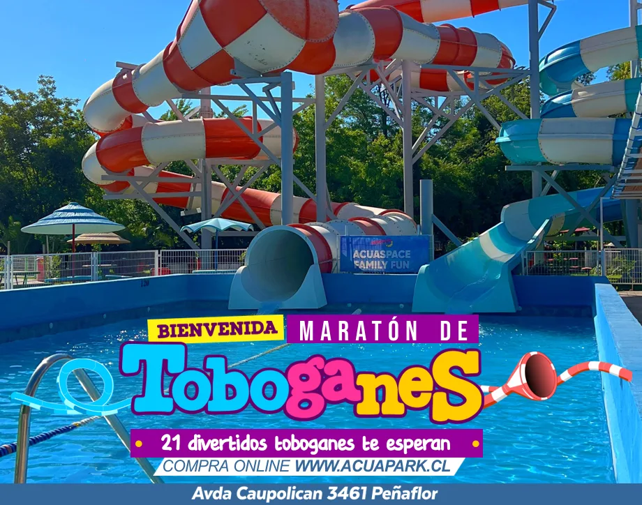Los toboganes rojo y celeste de Acuapark cayendo a la piscina