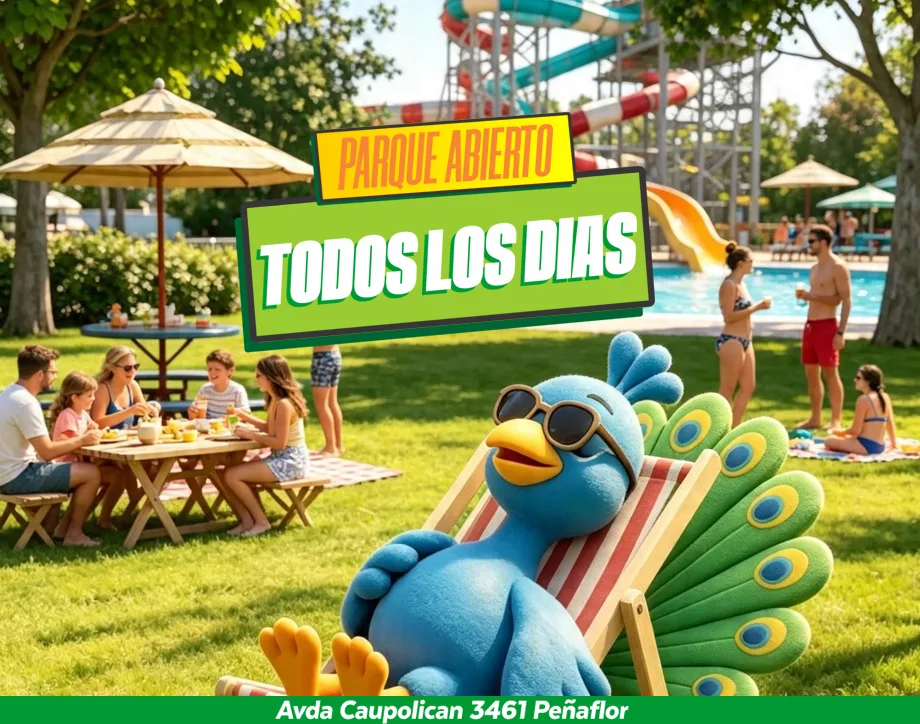 El pavo real de Acuapark tomando sol en una reposera, con familias en las mesas de picnic y los toboganes al fondo